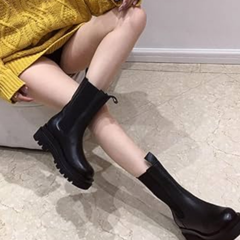 Nwot chunky sole pull on boot sz 9